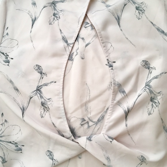 Flirty floral Forever 21 blouse!!🌹- SALE!!💋 - Picture 2 of 7